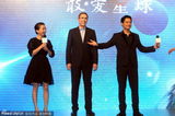组图：周迅夫妇亮相慈善活动 高圣远变妻管严