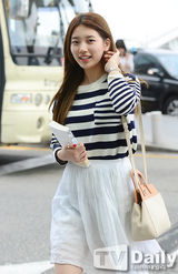 组图：MissA秀智现身机场 白裙清纯无敌