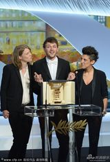 组图：《派对女孩》获最佳处女作奖  主创相拥