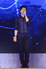 组图：李健回清华放歌 望学弟妹拥有年轻的心