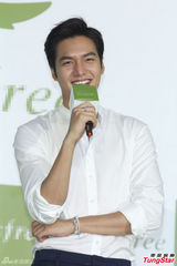 组图：长腿男神李敏镐旋风访台 吐舌卖萌玩不停