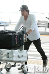 组图：韩星赵宰贤不惧公款吃牛肉传闻出国