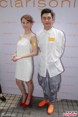 组图：黄翠如无奈被偷拍 黄宗泽婉转拒认单身