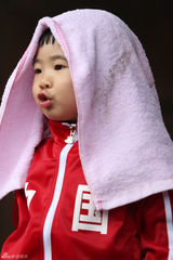 组图：《爸爸去哪儿》姐姐Grace（曹格女儿）玩游戏热情高涨