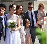 组图：杰西卡-阿尔芭全家参加婚礼 辣妈甜笑美艳赛新娘