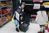 组图：爸爸2萌娃客显主人风 超市作战小鬼当家
