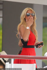 组图：艳星酒店悠哉晒太阳 对记者大方送飞吻