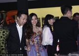 组图：Angelababy(杨颖)抹胸长裙惨遭偷瞄 牵手神秘男嗨聊