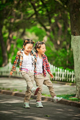 独家：汤镇业双胞胎女儿大甜大圆首曝光