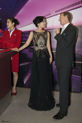 组图：秦海璐获封中英电影大使 着镶钻礼服亮相