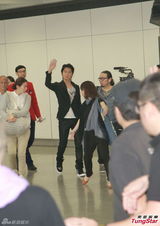 组图：男神福山雅治离台访港 9岁粉丝翘课送机