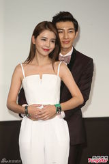 组图：炎亚纶李毓芬现身签书会 (炎亚纶遭讥整形关微博)