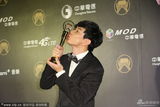 组图：林俊杰4度入围金曲终封王 激动连吻奖杯