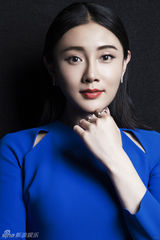 组图：张译木质感写真曝光 时尚蓝精灵气场彰显