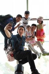 组图：吴尊neinei穿亲子装亮相 奥莉吃饭频卖萌