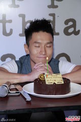 组图：陈柏宇办生日会扬言三年后与女友结婚