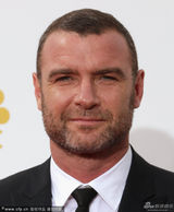 组图：列维-施瑞博尔正装亮相艾美红毯