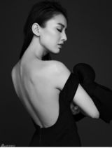 组图：黄圣依登时尚杂志封面 黑白风大气高贵