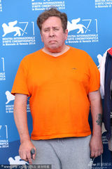 组图：竞赛片《寒枝雀静》发布会 男星拄拐现身