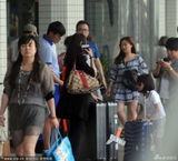 组图：陆毅携贝儿回上海 苦等鲍蕾接机抽烟解闷