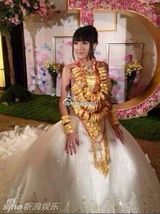 组图：广东新娘结婚挂70个金镯 新郎戴多条金链