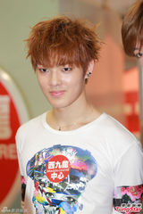 组图：韩国Gross Gene秀舞技 与粉丝握手抱抱