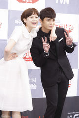 独家：《处世王》徐仁国李荷娜搭肩似亲姐弟