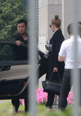 独家：女神来了！妮可空降上海 墨镜掩面显霸气