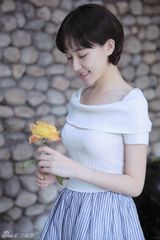 组图：焦俊艳最新大片化身森女演绎花样浪漫