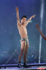 组图：脱掉脱掉！杜德伟台上激情脱衣仅留内裤