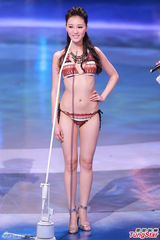 组图：港姐泳装环节吸睛 挺美乳扭蛮腰热辣辣