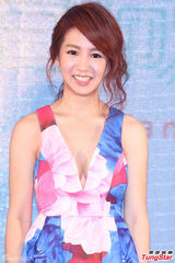 组图：郭书瑶深V低胸亮相 大秀好身材