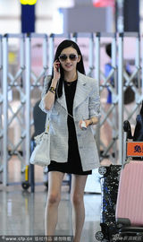 组图：景甜素颜低调回京 潇洒干练简约时尚