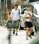 组图：陈豪半岁爱子首曝光胖嘟嘟 老爸三度摸头