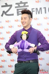 组图：潘玮柏发片撞世界杯 变魔术玩求婚