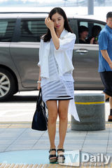 组图：金泰希(金泰熙)白衣长发现身机场 显优雅温婉气质