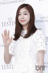 组图：花滑女神金妍儿纯白连衣裙清秀恬美