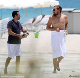 组图：莱昂纳多扎小辫肥壮似熊 海滩张望显寂寞