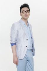 组图：曹炳琨暖男写真 帅气随性展男神风采