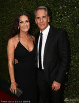 组图：真人秀男星斯科特三兄弟撩衣露花短裤