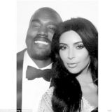 组图：卡戴珊与韦斯特大婚 新娘蕾丝婚纱秀美背