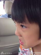 组图：吴镇宇晒儿子洗澡害羞照 费曼伤心流泪