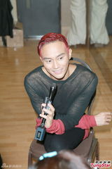 组图：张智霖开唱裸身美女环伺 袁咏仪领衔助威