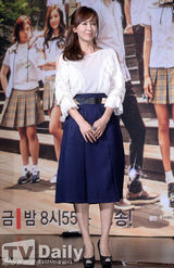 组图：金赛纶出席发布会 一袭白衣小清新