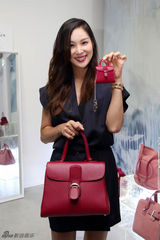 组图：张东健爱妻高小英着迷你裙秀美腿