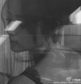 组图：蒋勤勤卧床美艳写真 穿吊带红唇性感销魂