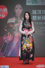 组图：萨顶顶个唱望邀陈奕迅 打算未来定居香港