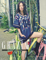 组图：李孝利荷兰拍大片 犀利人妻狂野性感