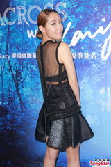 组图：吴雨霏半透视丝裙推广新专 避谈余文乐