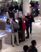 组图：王祖贤素颜陪父亲逛街 网友：还那么漂亮